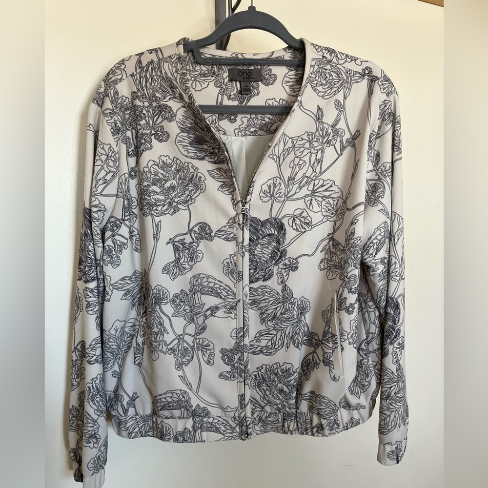 Beautiful off white light weight bomber jacket w/navy print